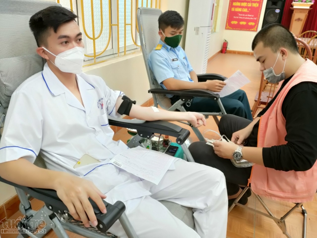 Đoàn Viên Nguyễn Văn Trung, Điều dưỡng Khoa ngoại tiết liệu Bệnh viện Kiến An tham gia hiến máu tình nguyện