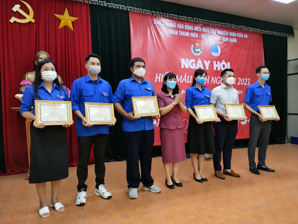Các ĐVTN Chi đoàn phường Bắc Sơn được Ban chỉ đạo vận động hiến máu tình nguyện quận KIến An biểu dương, khen thưởng.