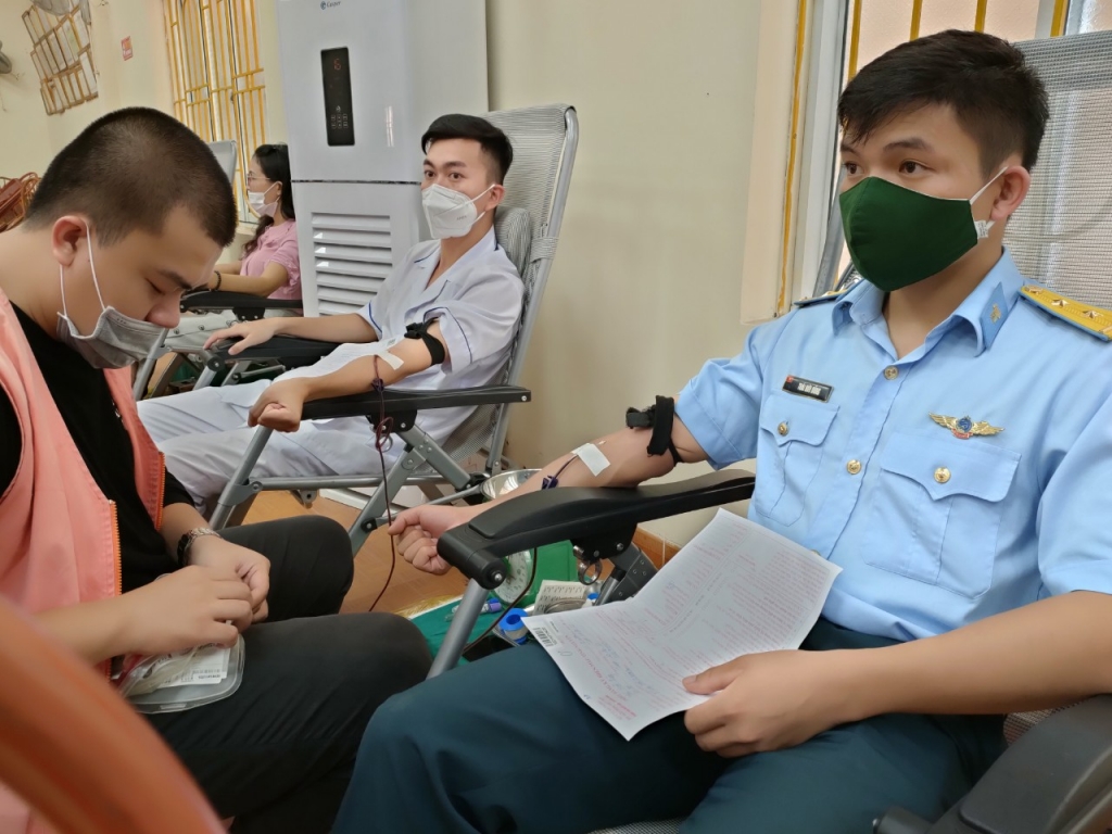 Trung úy Thái Hữu Dũng, cùng 8 Đoàn viên trẻ Trạm ra-đa 22 Sư đoàn Phòng không 363  tham gia hiến máu tình nguyện