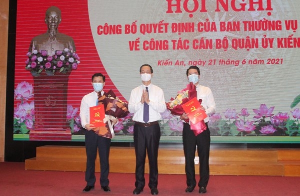 Đồng chí Đỗ Mạnh Hiến, Phó Bí thư Thường trực Thành ủy trao quyết định và tặng hoa cho đồng chí Nguyễn Hồng Vinh và đồng chí Lê Toàn Khánh