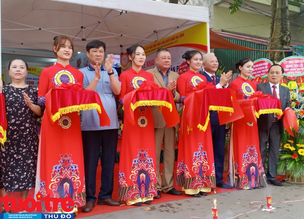 Các đại biểu cắt băng khai trương cửa hàng giới thiệu sản phẩm số 3