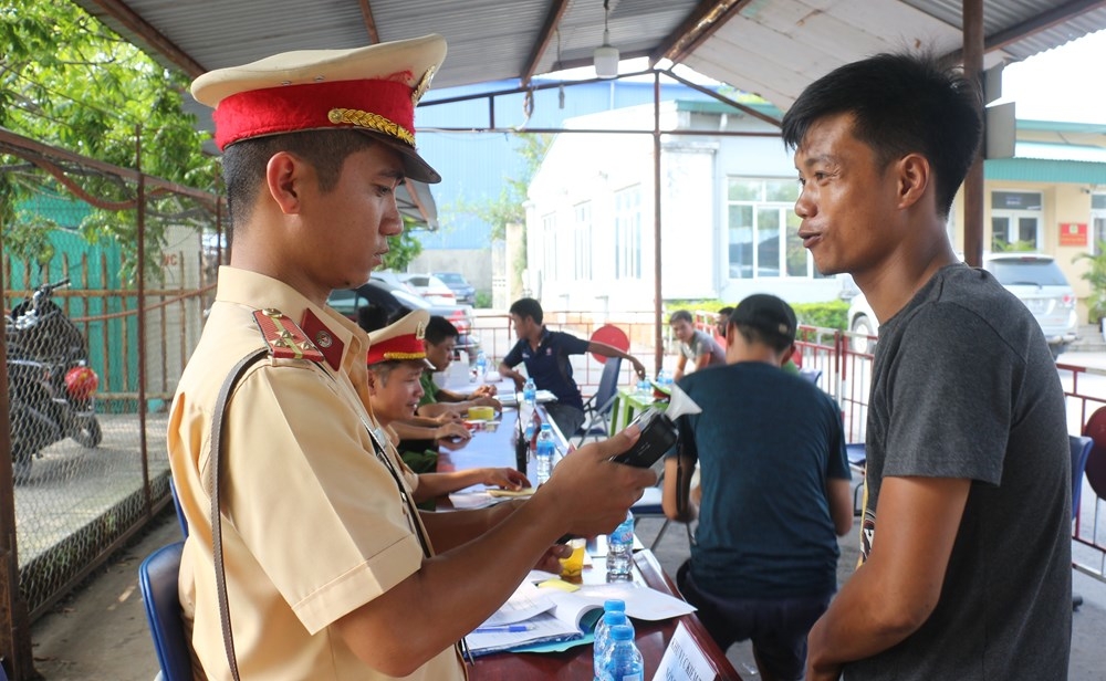 CSGT  Công an TP Hải Phòng thực hiện nhiệm vụ kiểm tra nồng độ cồn