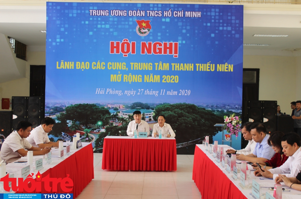 Giám đốc Trung tâm Thanh thiếu niên Trung ương và Giám đốc Cung Văn hóa Thể thao thanh niên Hải Phòng chủ trì Hội nghị