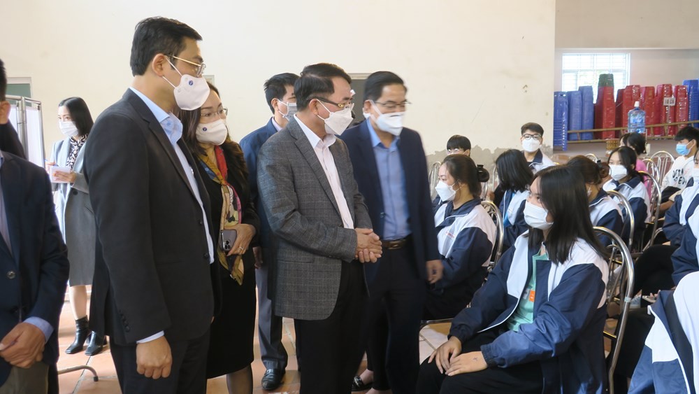 Phó Chủ tịch UBND thành phố thăm hỏi sức khỏe các cháu vừa thực hiện tiêm vắc xin tại điểm tiêm Trường THPT Mạc Đĩnh Chi