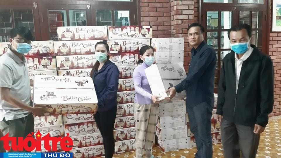 Cán bộ Văn phòng Đại diện Báo Tuổi trẻ Thủ đô tại miên Trung trao 525 hộp bánh và 100kg gạo cho Làng trẻ em SOS Đà Nẵng
