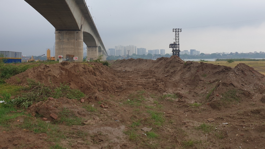 Long Biên (Hà Nội): Hàng vạn khối đất phù sa bị đào bới nhằm “ngăn Covid-19”?