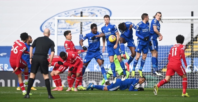 Hàng thủ thảm họa khiến Liverpool thua ngược Leicester City