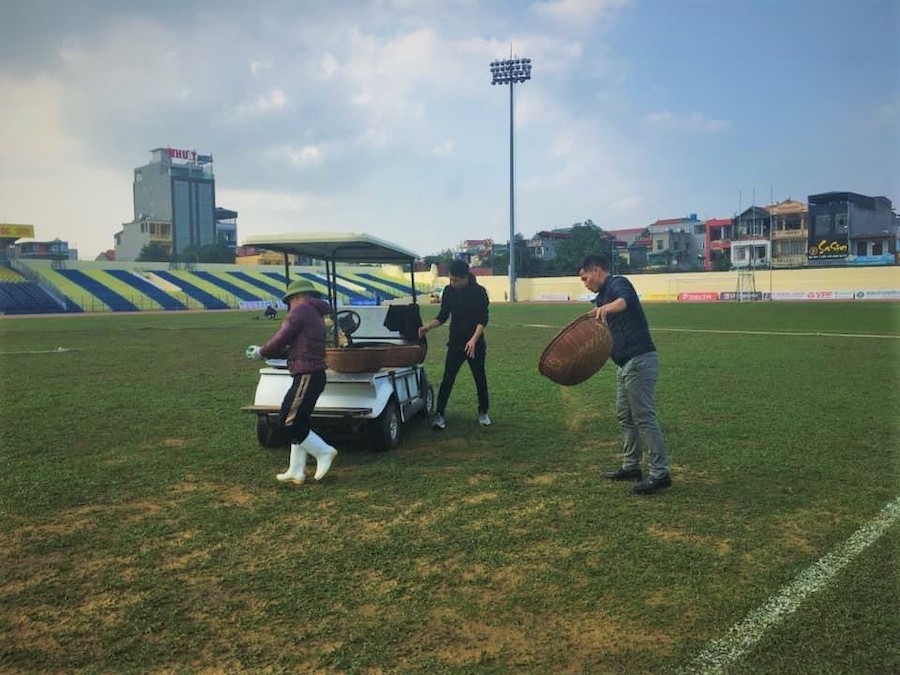 Sân cỏ V-League “thay da đổi thịt” trước ngày bóng lăn trở lại