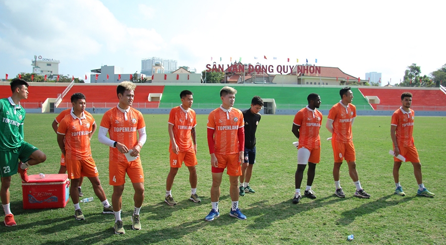 Sân cỏ V-League “thay da đổi thịt” trước ngày bóng lăn trở lại