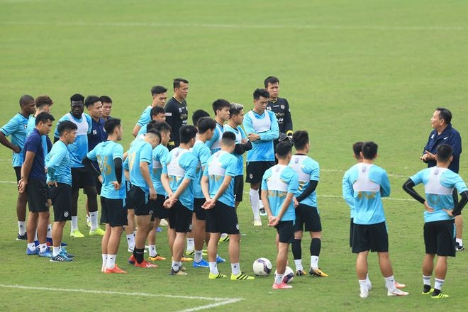 HLV Hoàng Văn Phúc chưa từ bỏ tham vọng vô địch cùng CLB Hà Nội