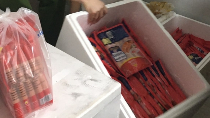 Bắc Giang: Phát hiện cơ sở kinh doanh gần 2.000 chiếc xúc xích quá hạn sử dụng