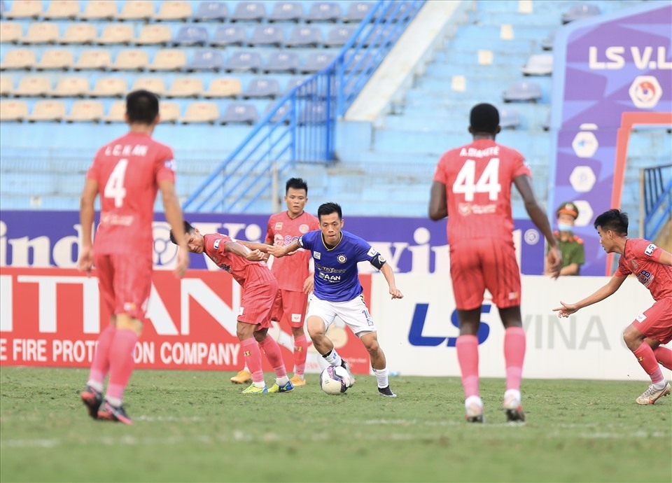 Tin tức bóng đá Việt Nam ngày 4/5: V-League 2021 kịch tính, 10 CLB có cơ hội lọt tốp 6