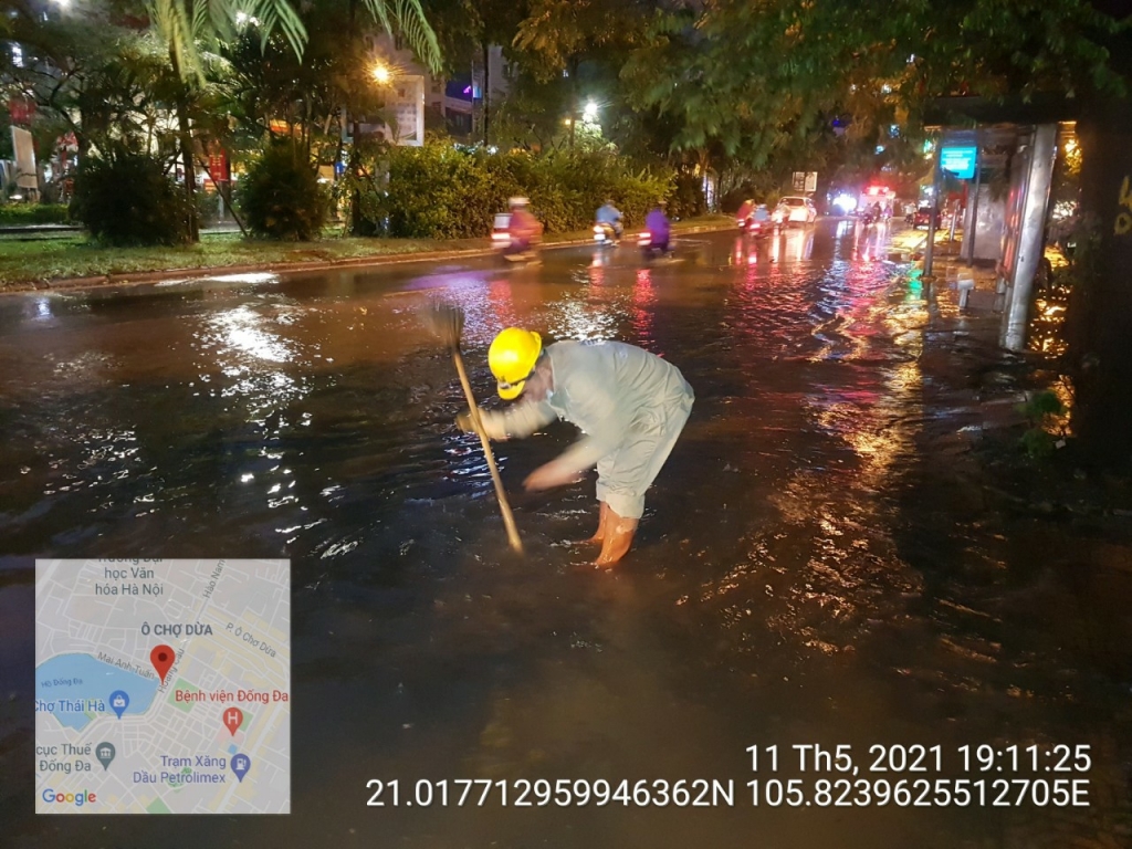 Hà Nội đón mưa lớn, công nhân thoát nước căng mình điều tiết chống ngập