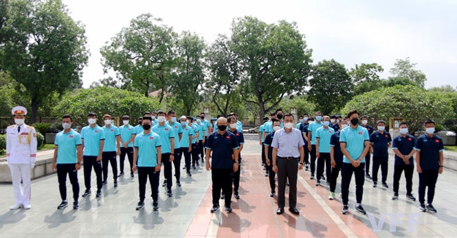Tin tức bóng đá Việt Nam ngày 15/5: ĐT Việt Nam dâng hương tại Đài tưởng niệm các Anh hùng liệt sĩ