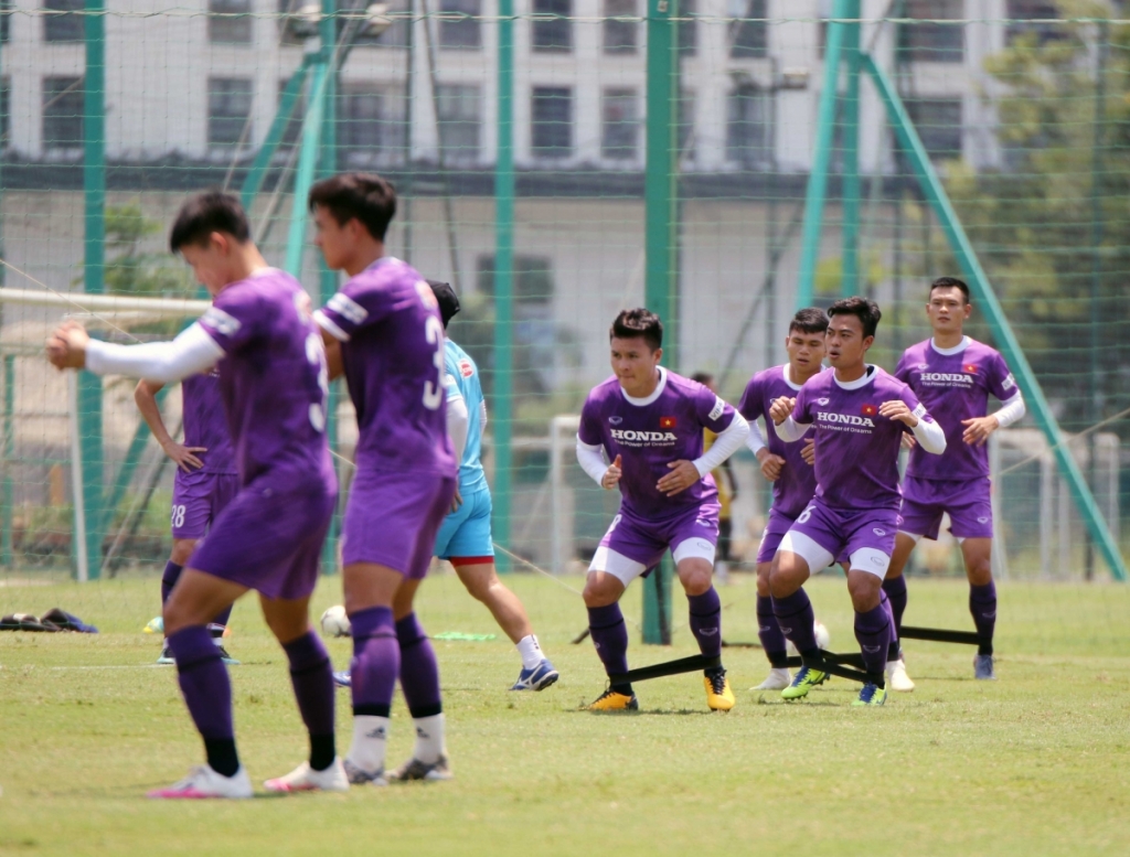 Tin tức bóng đá Việt Nam ngày 23/5: ĐTQG Việt Nam tập luyện quyết tâm giữa trưa nắng