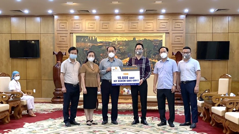 Tập đoàn Bách Việt ủng hộ hiện vật trị giá gần 3 tỉ đồng cho Bắc Giang và Bắc Ninh