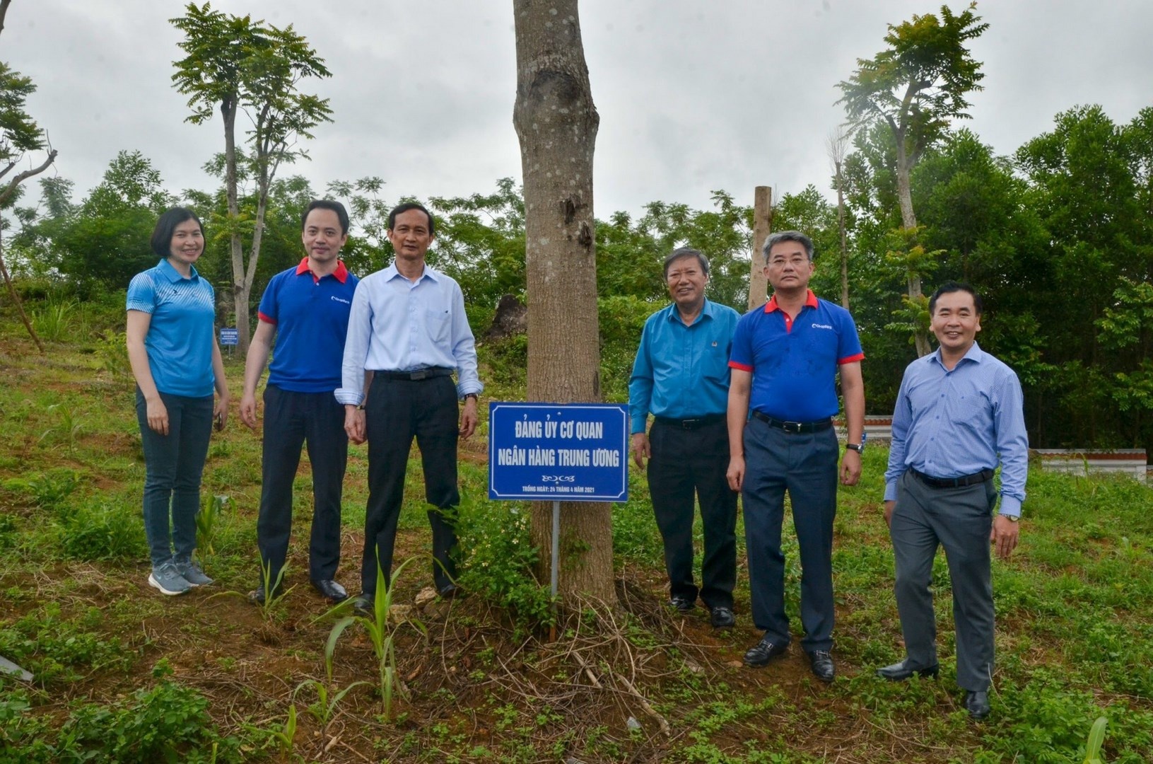 Các đại biểu chụp ảnh lưu niệm tại cây trồng của Đảng ủy cơ quan Ngân hàng Trung ương