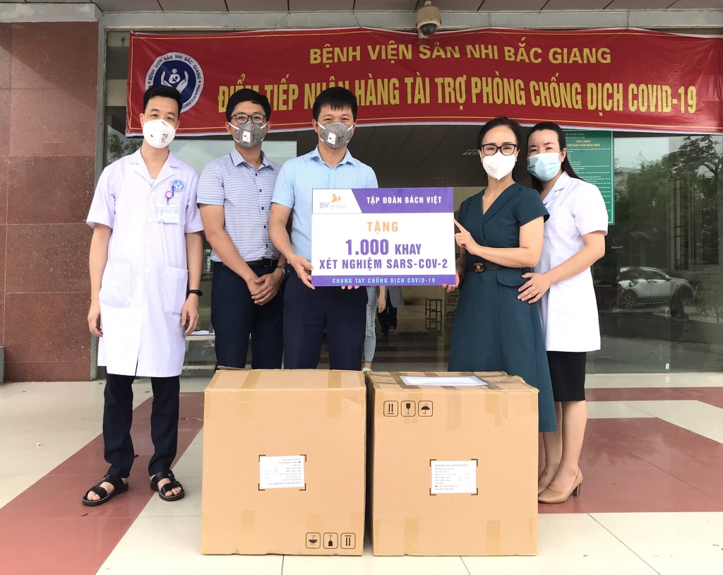 Tập đoàn Bách Việt tài trợ cho Bắc Giang hơn 20.000 khay xét nghiệm Virus Sars-CoV-2