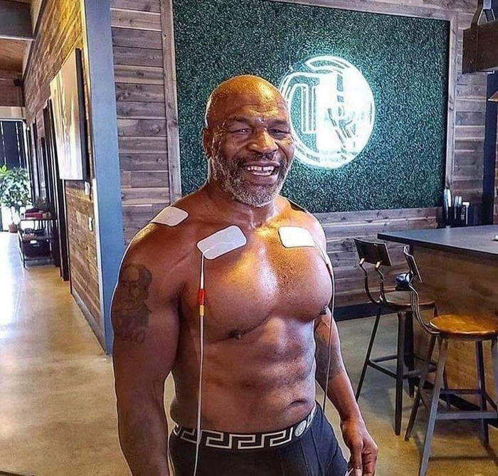 mike tyson se thuong dai voi tay dam cuu vo dich the gioi o tuoi 54 1