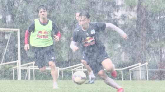 Tin tức bóng đá Việt Nam ngày 16/7: HAGL tích cực tập luyện giữa trời mưa to