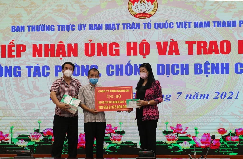 100 nghìn bộ test nhanh Covid-19 “made in Vietnam” tặng Hà Nội chống dịch