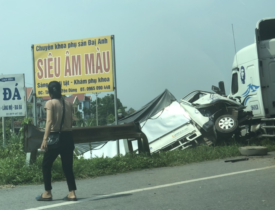 Bắc Giang: Đấu đầu container 2 vợ chồng lái xe tải tử vong