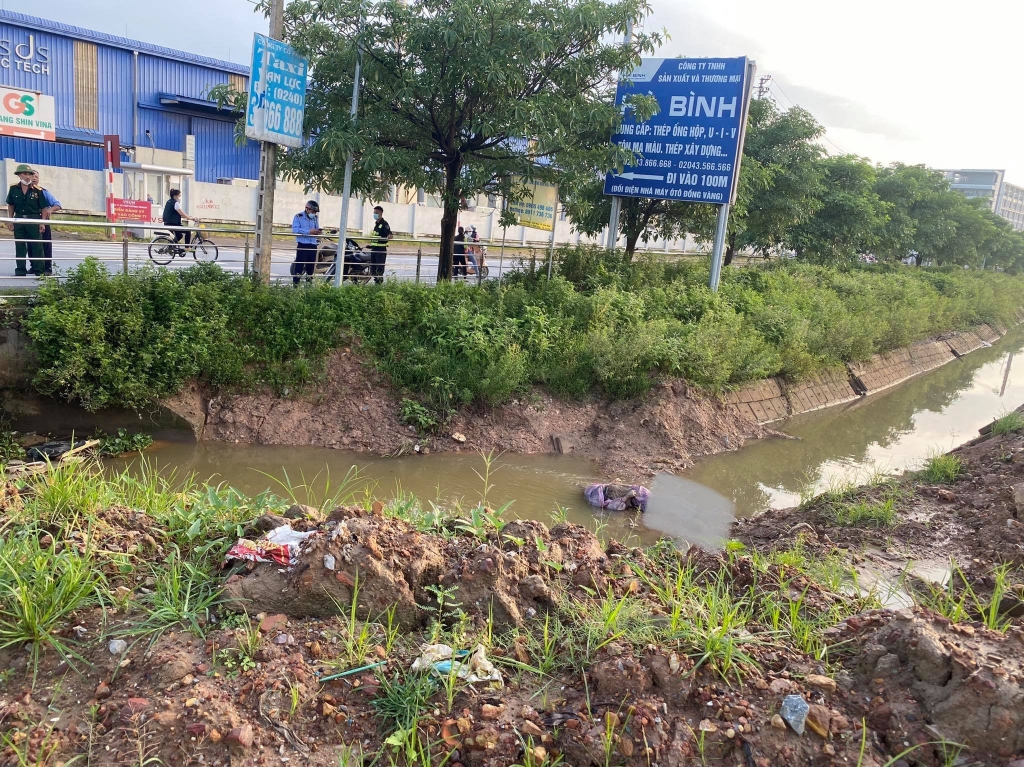 Bắc Giang: Thi thể của 1 nữ công nhân  được phát hiện tại rãnh nước