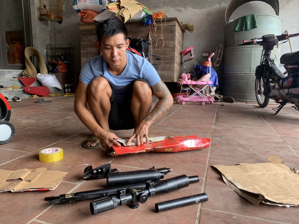 Bắc Giang: Phát hiện 2 đối tượng tàng trữ gần 400 linh kiện và hàng nghìn viên đạn súng hơi
