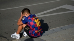 Cổ động viên nhí của Barcelona buồn bã khi Messi không đến sân tập