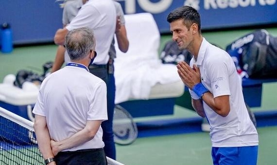 djokovic len tieng xin loi sau su co danh bong vao mat trong tai 1