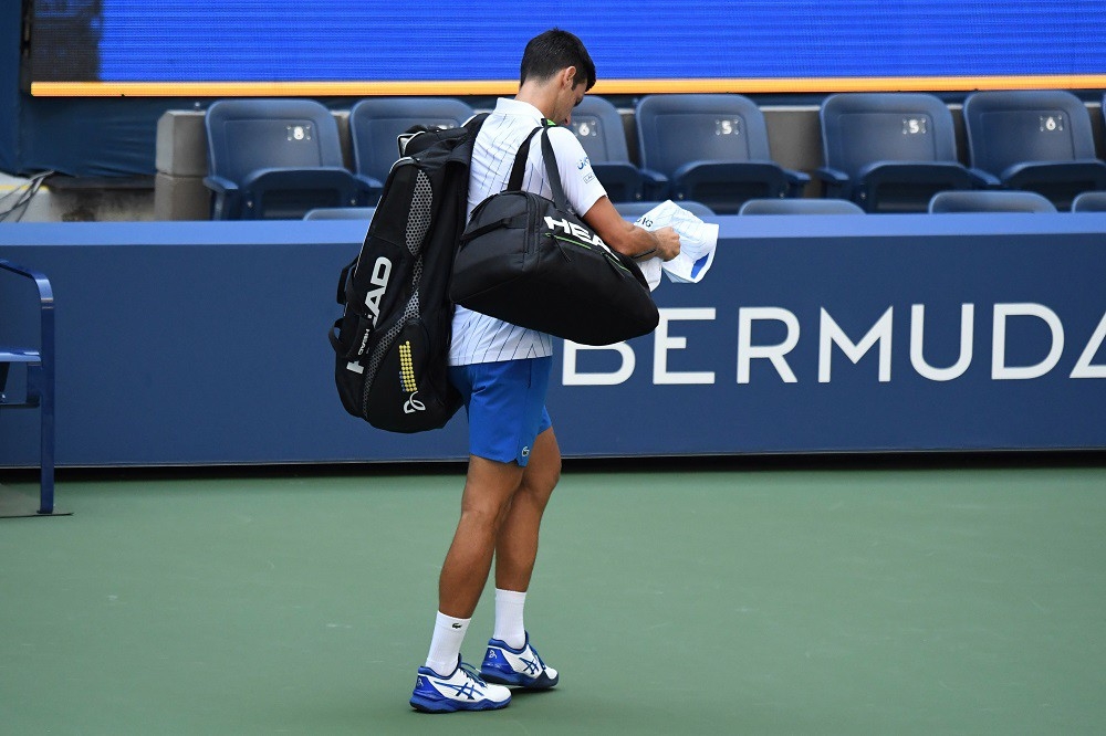 djokovic len tieng xin loi sau su co danh bong vao mat trong tai 2