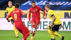 UEFA Nations League: Ronaldo lập cú đúp siêu phẩm, Bồ Đào Nha lên ngôi đầu bảng