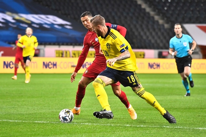 UEFA Nations League: Ronaldo lập cú đúp siêu phẩm, Bồ Đào Nha lên ngôi đầu bảng