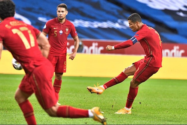 UEFA Nations League: Ronaldo lập cú đúp siêu phẩm, Bồ Đào Nha lên ngôi đầu bảng