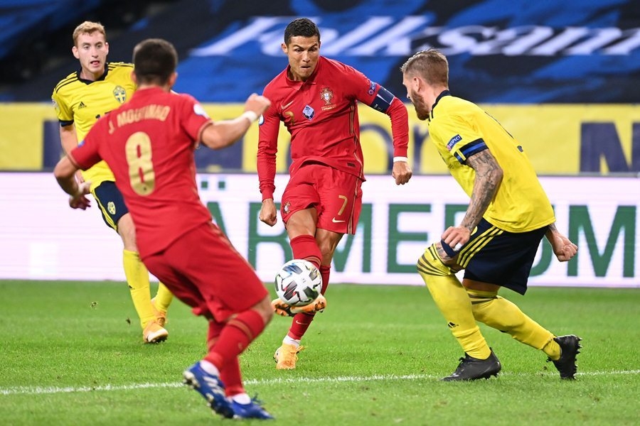 UEFA Nations League: Ronaldo lập cú đúp siêu phẩm, Bồ Đào Nha lên ngôi đầu bảng