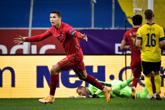 UEFA Nations League: Ronaldo lập cú đúp siêu phẩm, Bồ Đào Nha lên ngôi đầu bảng