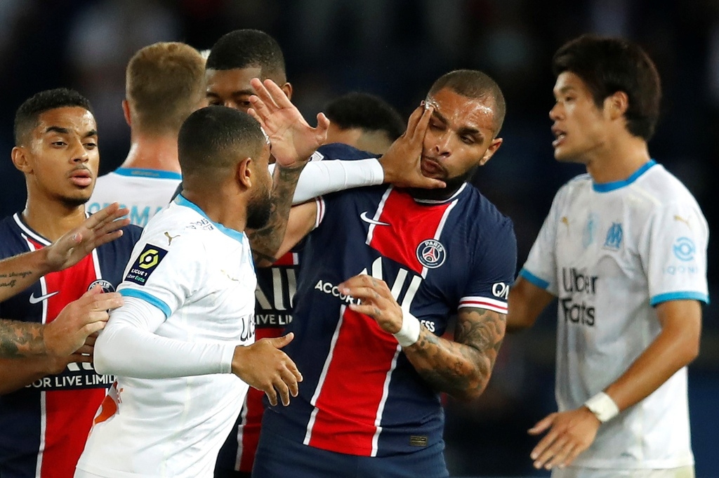 Cận cảnh cuộc “tỷ võ” của Neymar trong trận thất bại trước Marseille