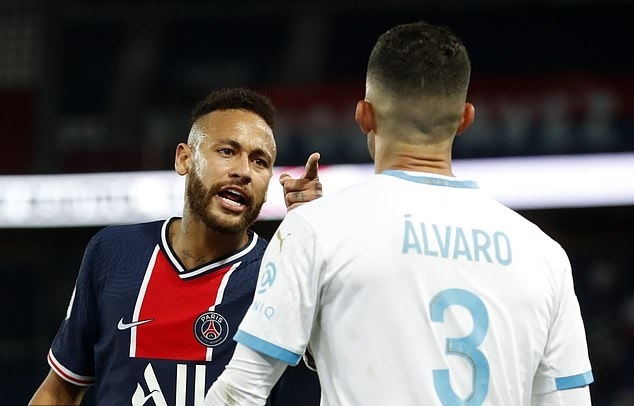 Cận cảnh cuộc “tỷ võ” của Neymar trong trận thất bại trước Marseille
