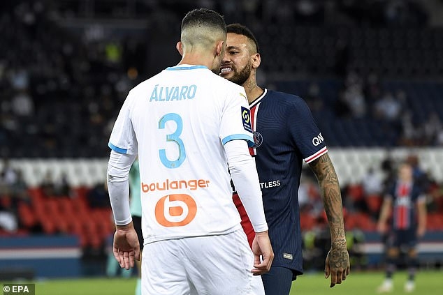 Cận cảnh cuộc “tỷ võ” của Neymar trong trận thất bại trước Marseille