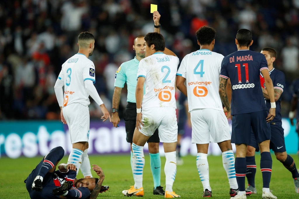 Cận cảnh cuộc “tỷ võ” của Neymar trong trận thất bại trước Marseille