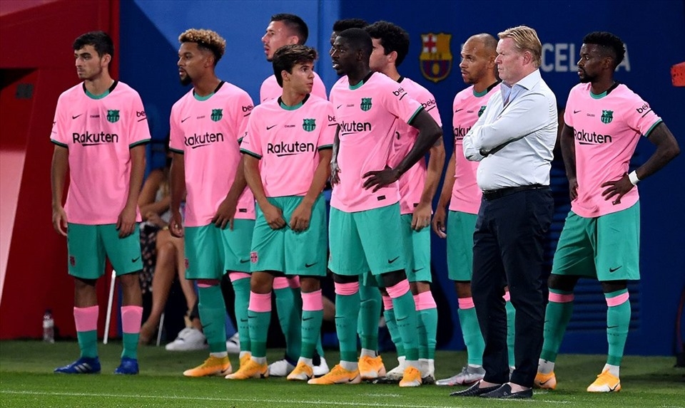 Barcelona và HLV Koeman gặp rắc rối vì “người cũ”