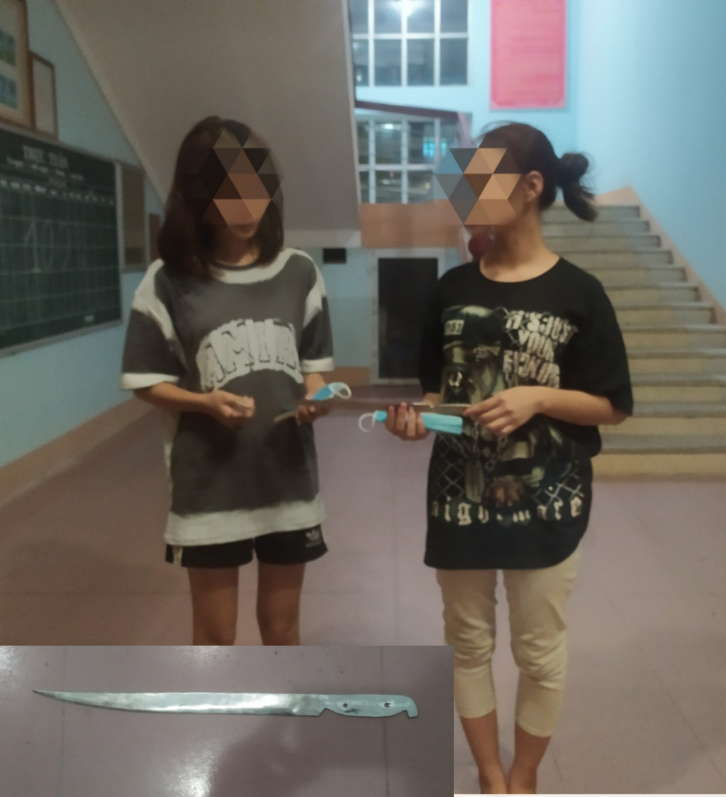 2 nữ sinh mang theo dao kiếm khi tham gia giao thông undefined