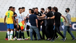 Vì sao trận đấu Brazil – Argentina bị hoãn chỉ 5 phút sau khi bóng lăn?