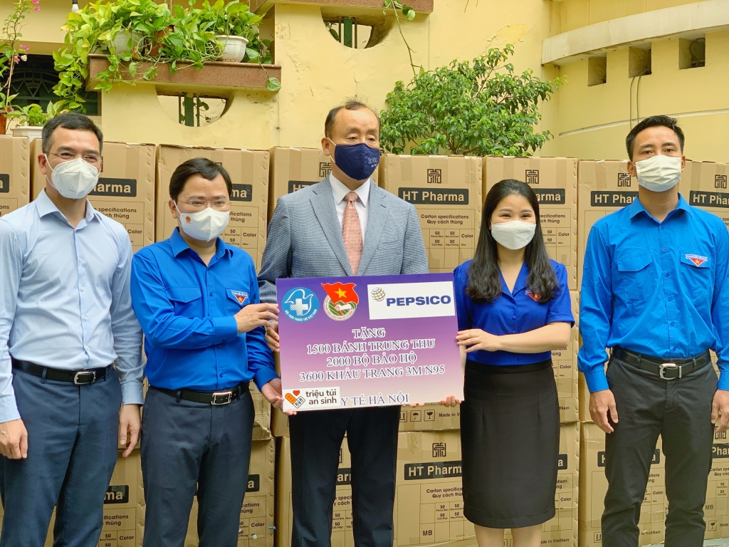 Thành Đoàn Hà Nội đón nhận 1500 chiếc bánh Trung thu và 100 túi thuốc điều trị F0