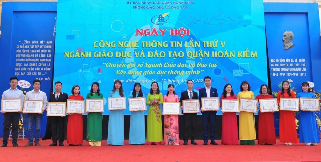 Trao bằng khen cho các đơn vị trong Ngày hội CNTT lần thứ V của ngành GD-ĐT quận Hoàn Kiêm.