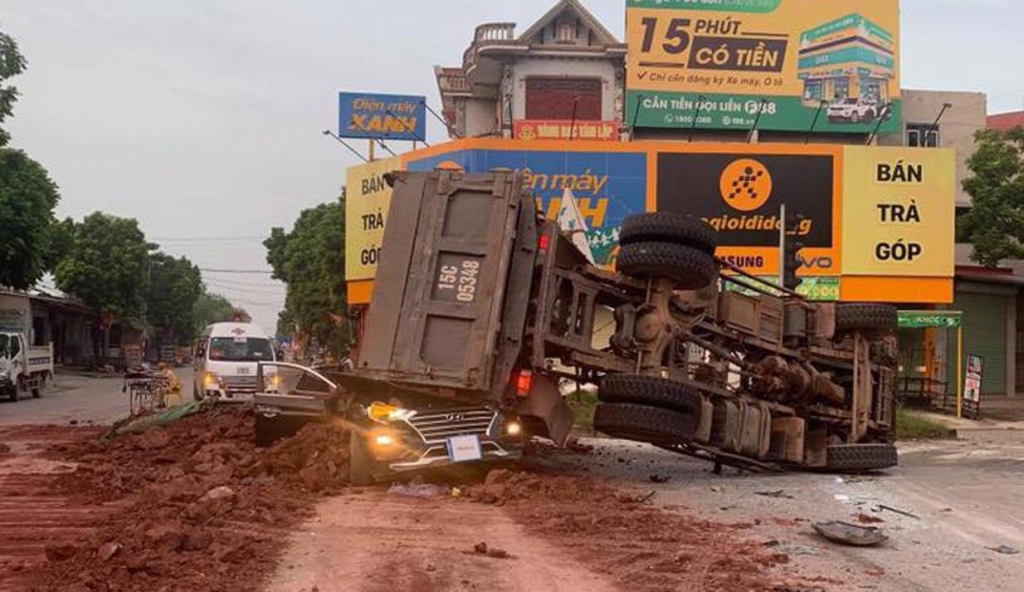 Cận cảnh vụ va chạm với xe tải khiến lái xe người Bắc Giang tử vong tại chỗ