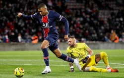 Mbappe lập cú đúp, PSG chiếm ngôi đầu Ligue 1