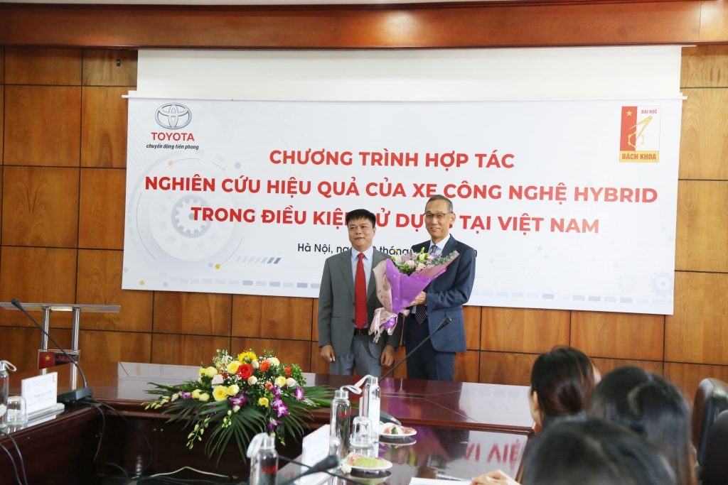 Toyota Việt Nam bàn giao xe Corolla Cross cho trường Đại học Bách Khoa Hà Nội