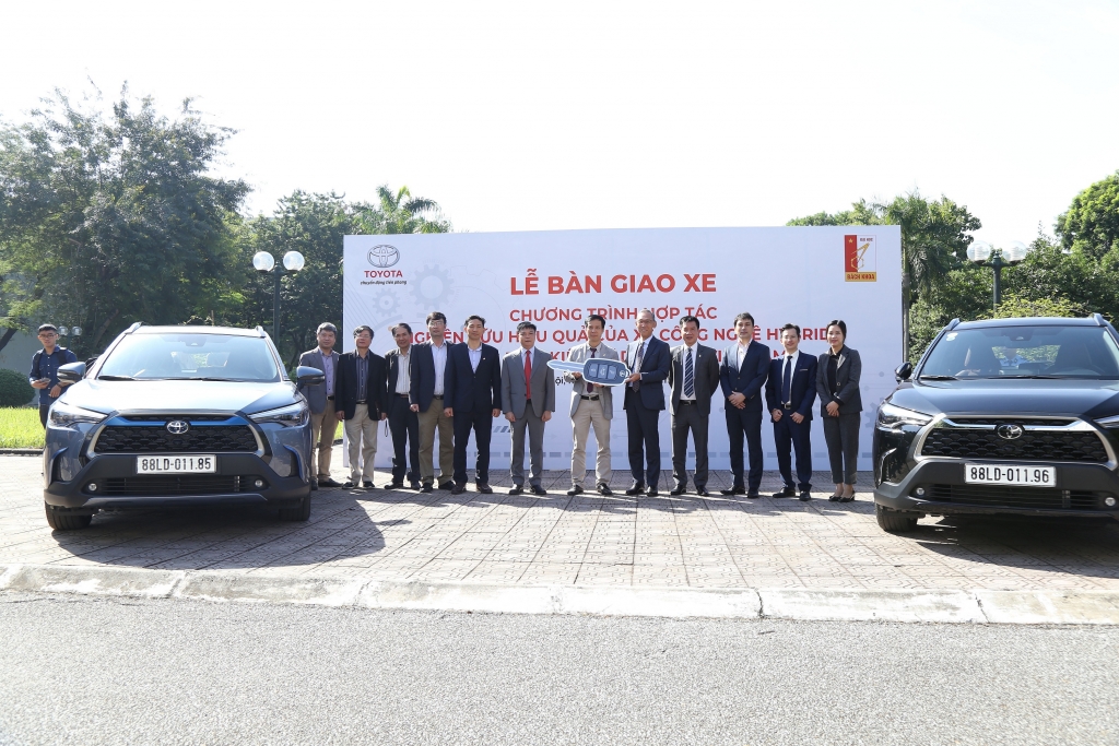 Toyota Việt Nam bàn giao xe Corolla Cross cho trường Đại học Bách Khoa Hà Nội