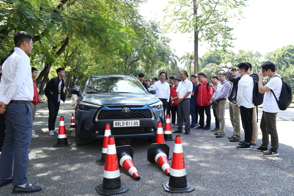 Toyota Việt Nam bàn giao xe Corolla Cross cho trường Đại học Bách Khoa Hà Nội